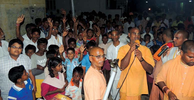 Img-1-jpeg பாத யாத்திரைக் குழுவினரின் நாம ஸங்கீர்த்தனம் அனைத்து மக்களிடமும் நல்ல வரவேற்பைப் பெறுகின்றது.