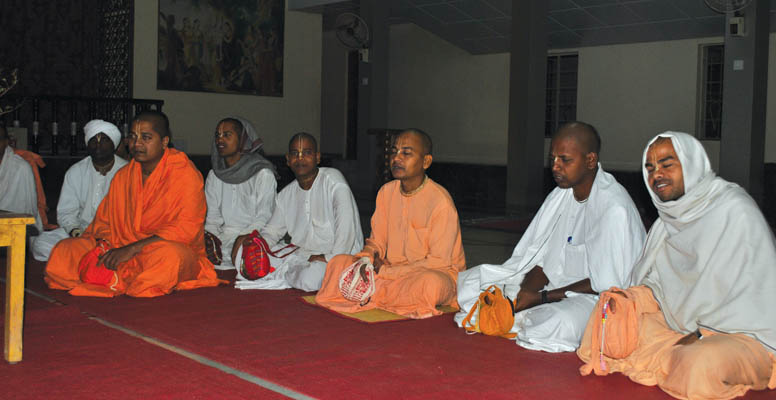 Img-1-jpeg இஸ்கான் பக்தர்கள் தினமும் அதிகாலையில் ஹரேகிருஷ்ண மஹர மந்திரத்தை ஜபிக்கின்றனர்